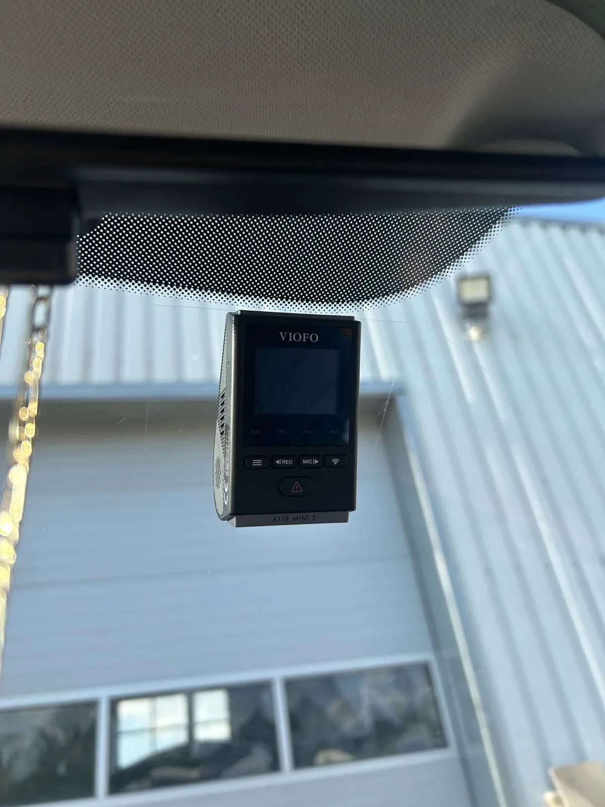 Wideorejestrator VIOFO na szybie, kabel schowany pod podsufitką