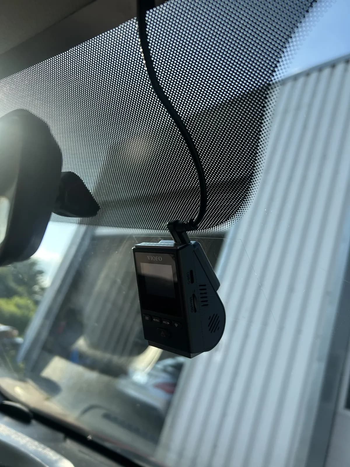 Wideorejestrator VIOFO A119 Mini 2 zamontowany przy lusterku