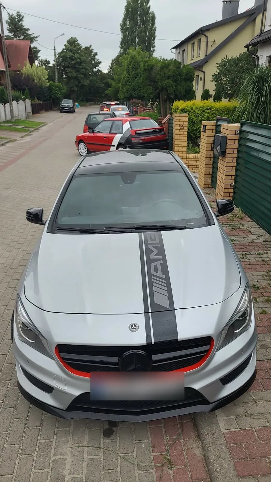 Mercedes CLA45 AMG z pasem AMG na masce – widok z przodu