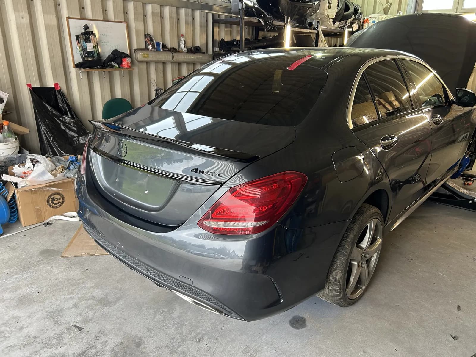 Mercedes C W205 z czarną lotką na klapie bagażnika