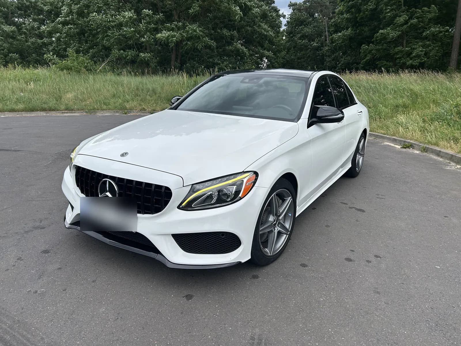 Biały Mercedes C300 W205 po naprawie i modyfikacjach wizualnych