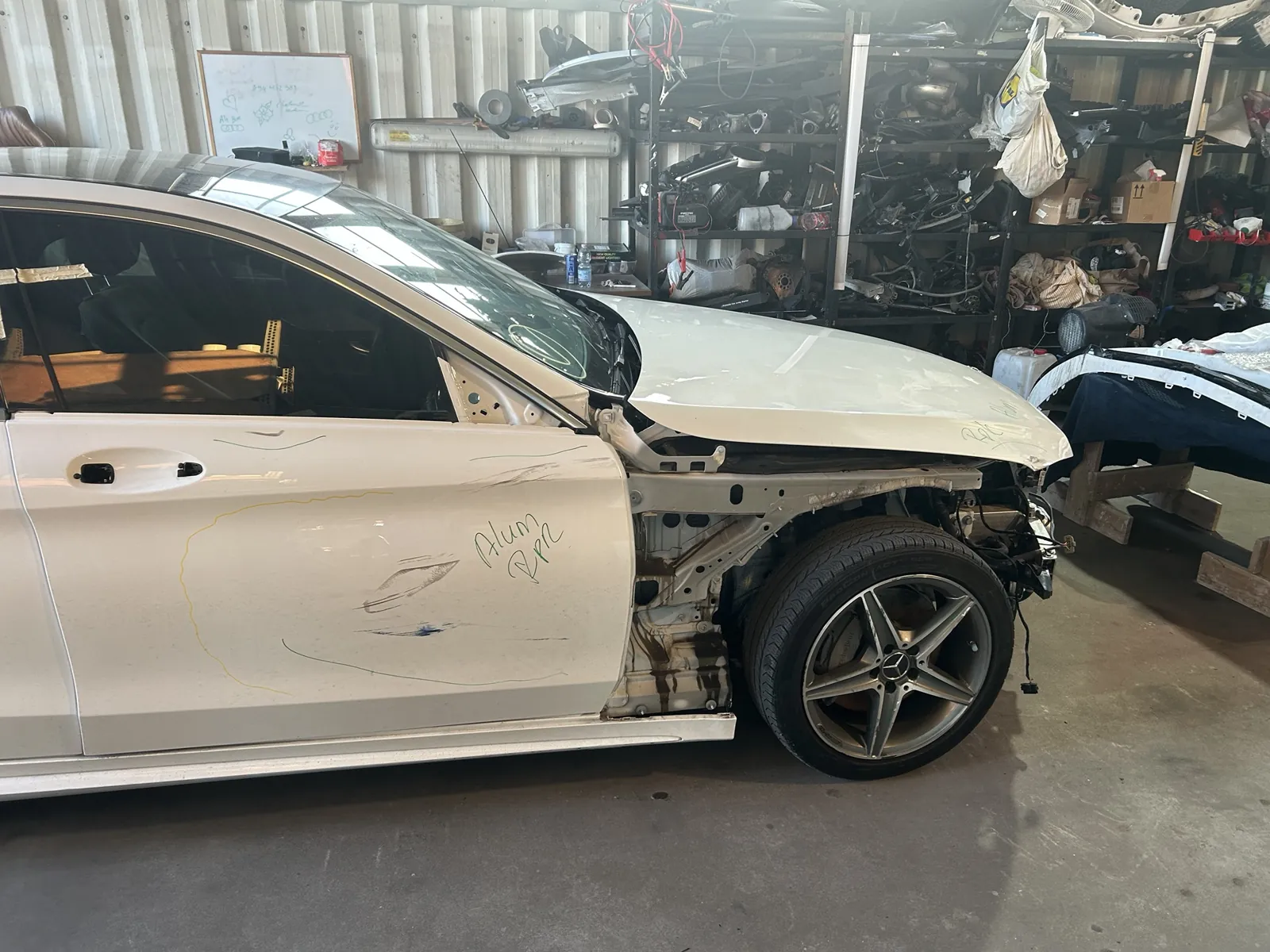 Bok Mercedesa W205 – zdjęty błotnik i obite drzwi