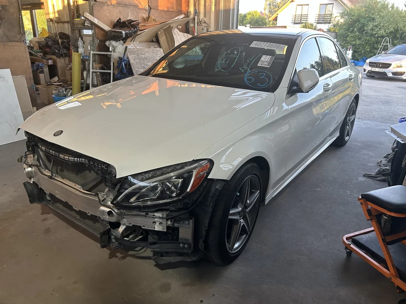 Mercedes W205 z rozbitym przodem przed naprawą