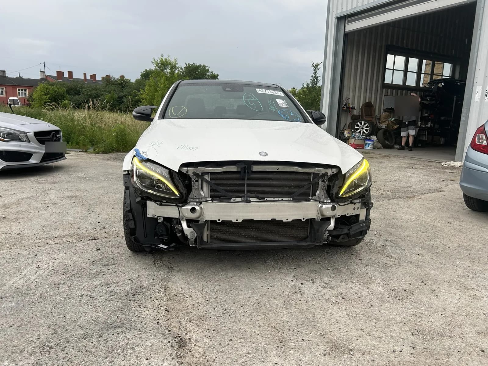 Przód Mercedesa W205 bez zderzaka – widok na pas przedni