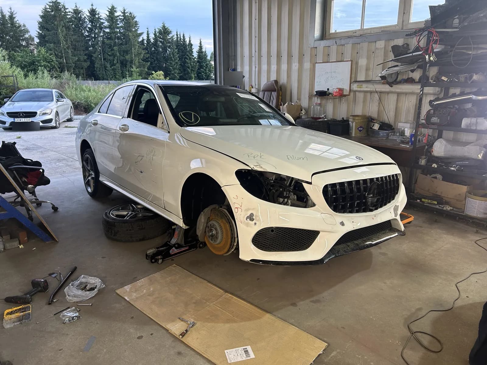 Mercedes W205 w trakcie składania – zderzak i grill AMG GT