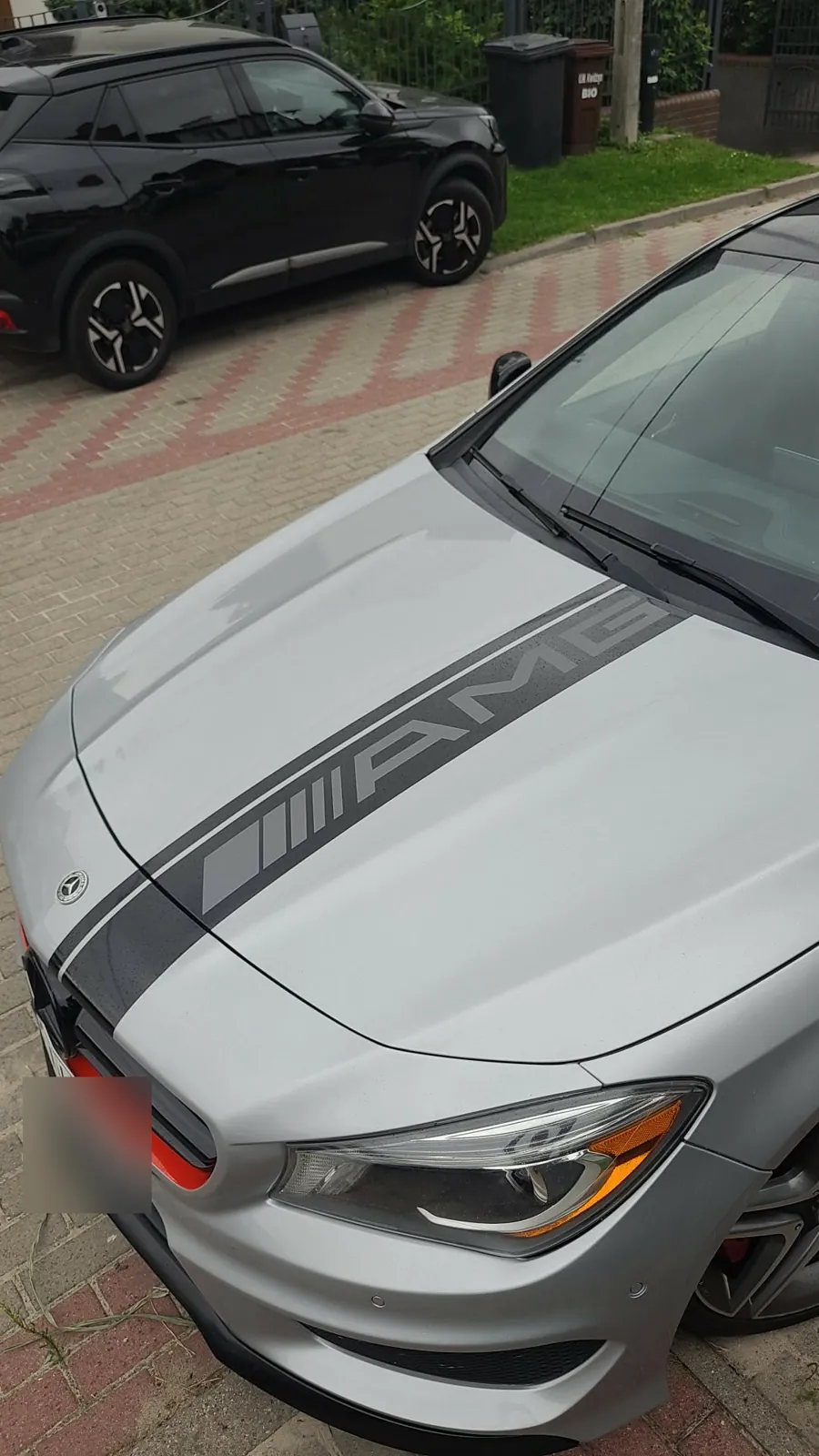 Pas AMG na masce Mercedesa CLA45 – widok z boku