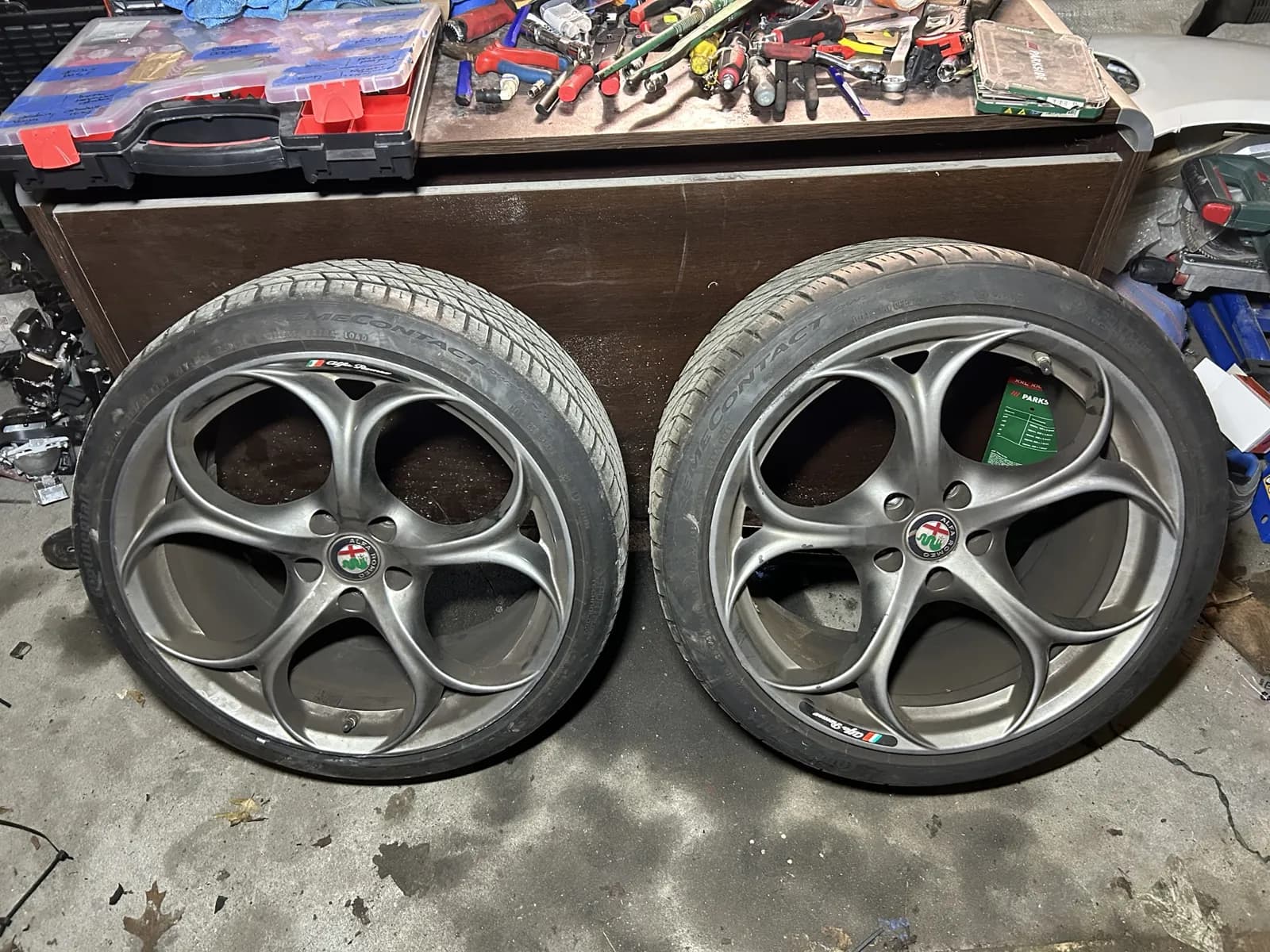 Dwie felgi Alfa Romeo Giulia QV w grafitowym kolorze przed malowaniem