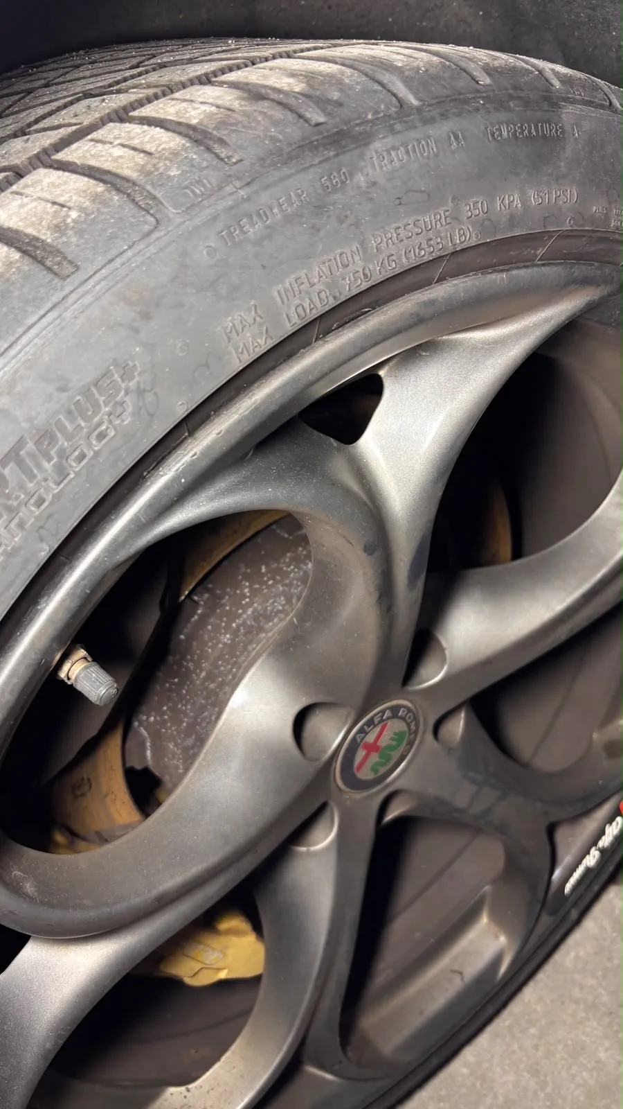 Zbliżenie felgi Alfa Romeo Giulia QV przed malowaniem