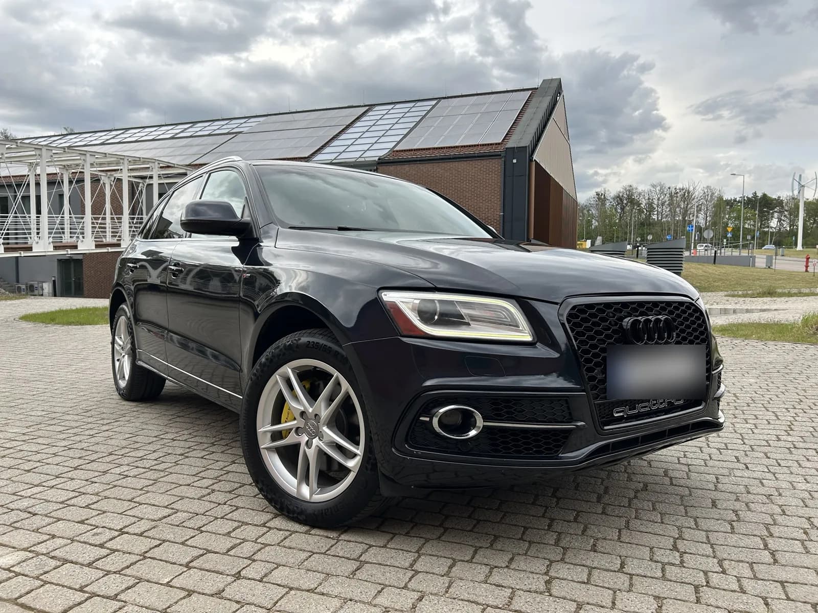 Czarne Audi Q5 z żółtymi zaciskami hamulcowymi