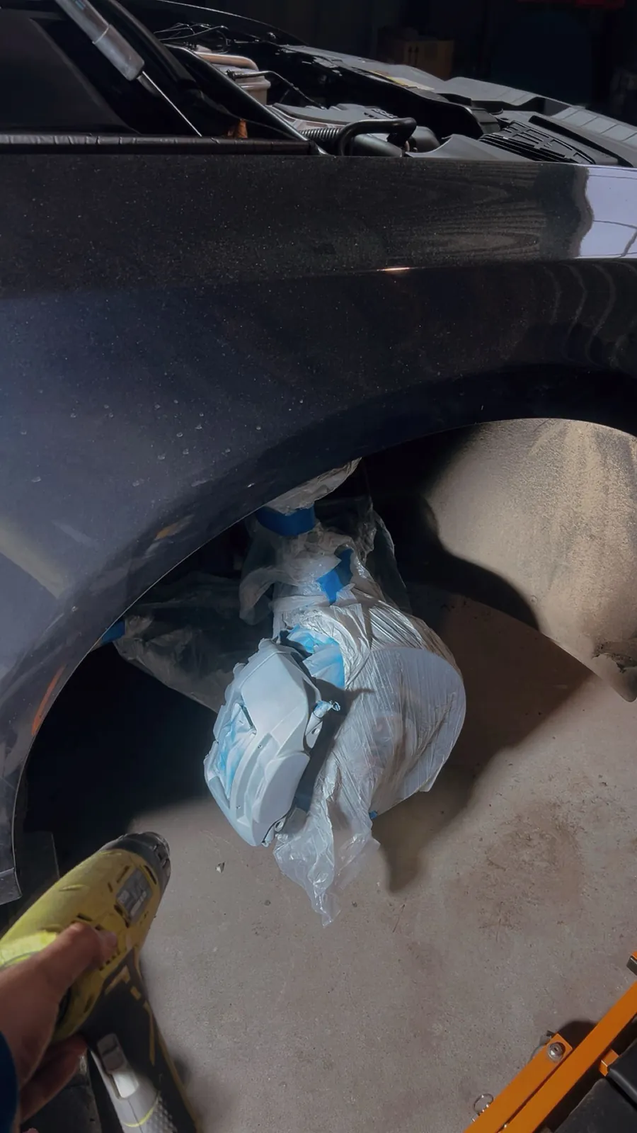 Zacisk Audi Q5 po podkładzie, okolica zamaskowana folią