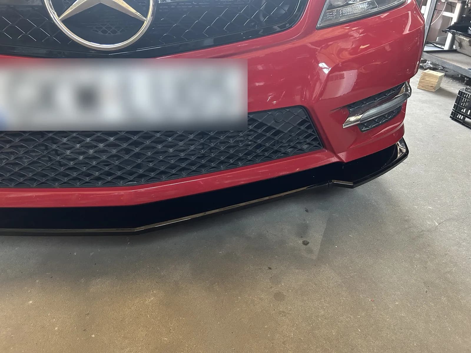 Czarna dokładka przedniego zderzaka w Mercedesie W204