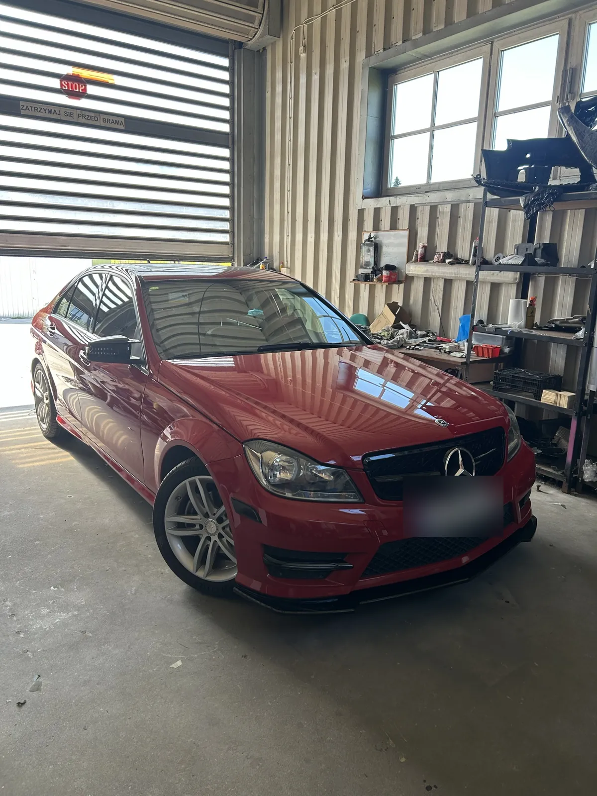 Mercedes C250 W204 po montażu dokładki i czarnych dodatków