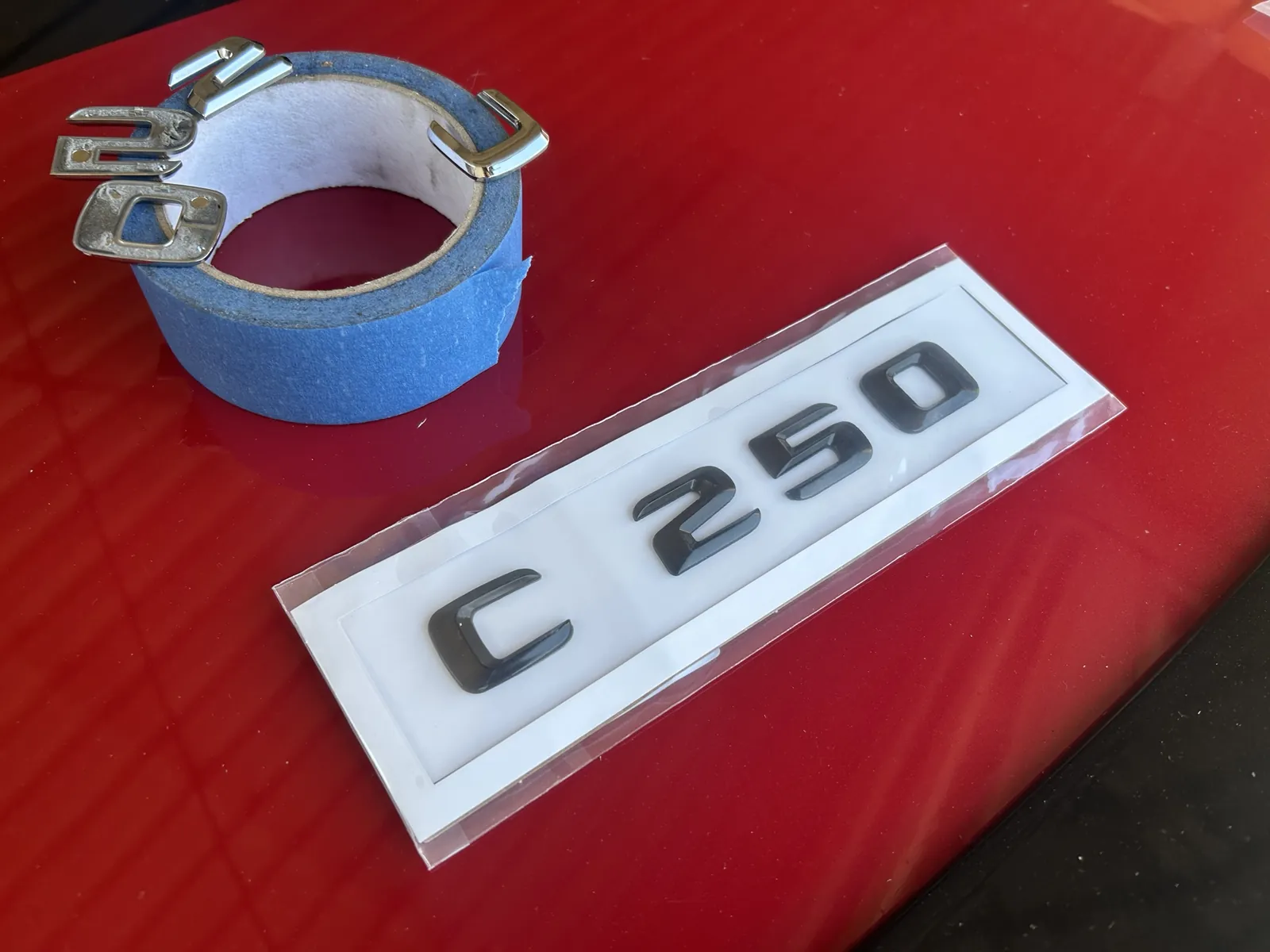 Stare chromowane litery i nowy czarny emblemat C250