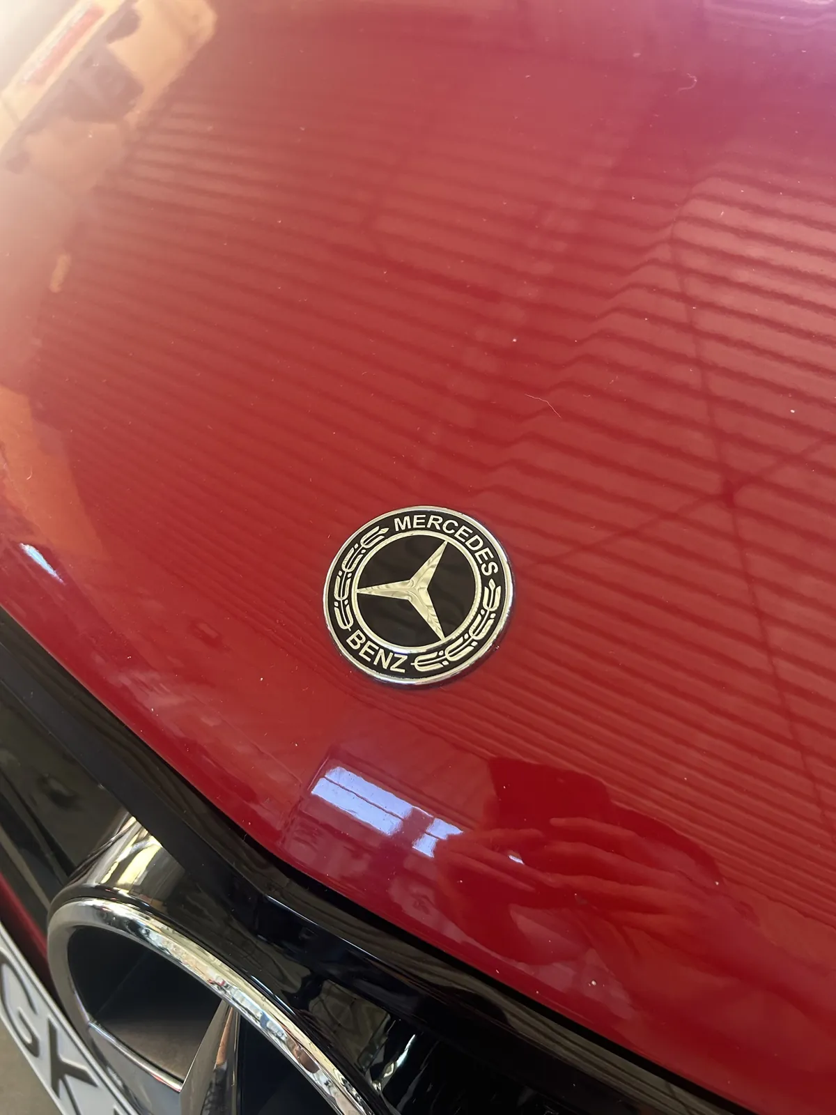 Czarny emblemat Mercedes-Benz na masce