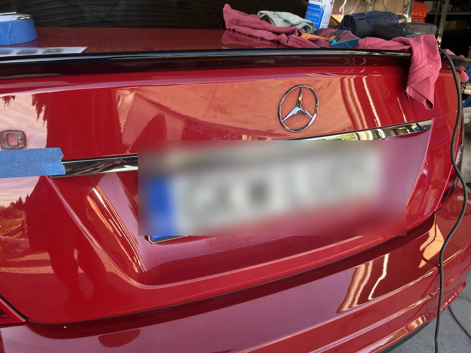 Tył Mercedesa W204 z chromowanymi emblematami przed zmianą