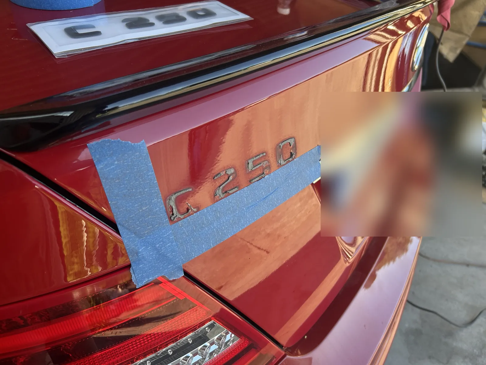 Klapa Mercedesa W204 po zdjęciu chromowanego napisu C250