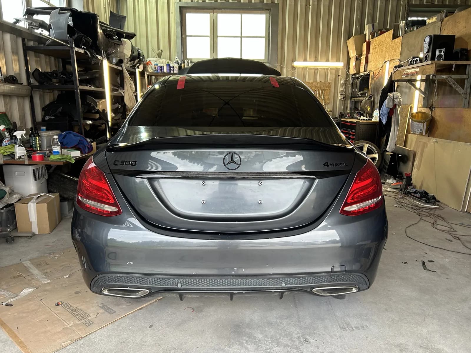 Mercedes C300 W205 z tyłu z zamontowaną czarną lotką