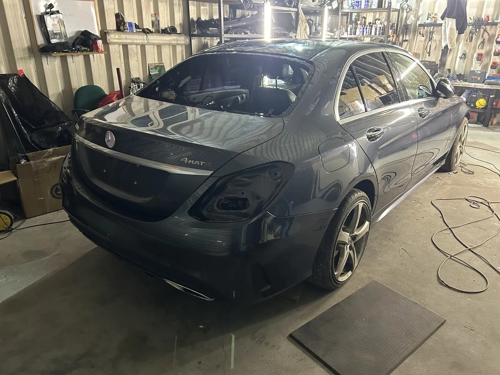 Tył Mercedesa C W205 bez lotki przed montażem