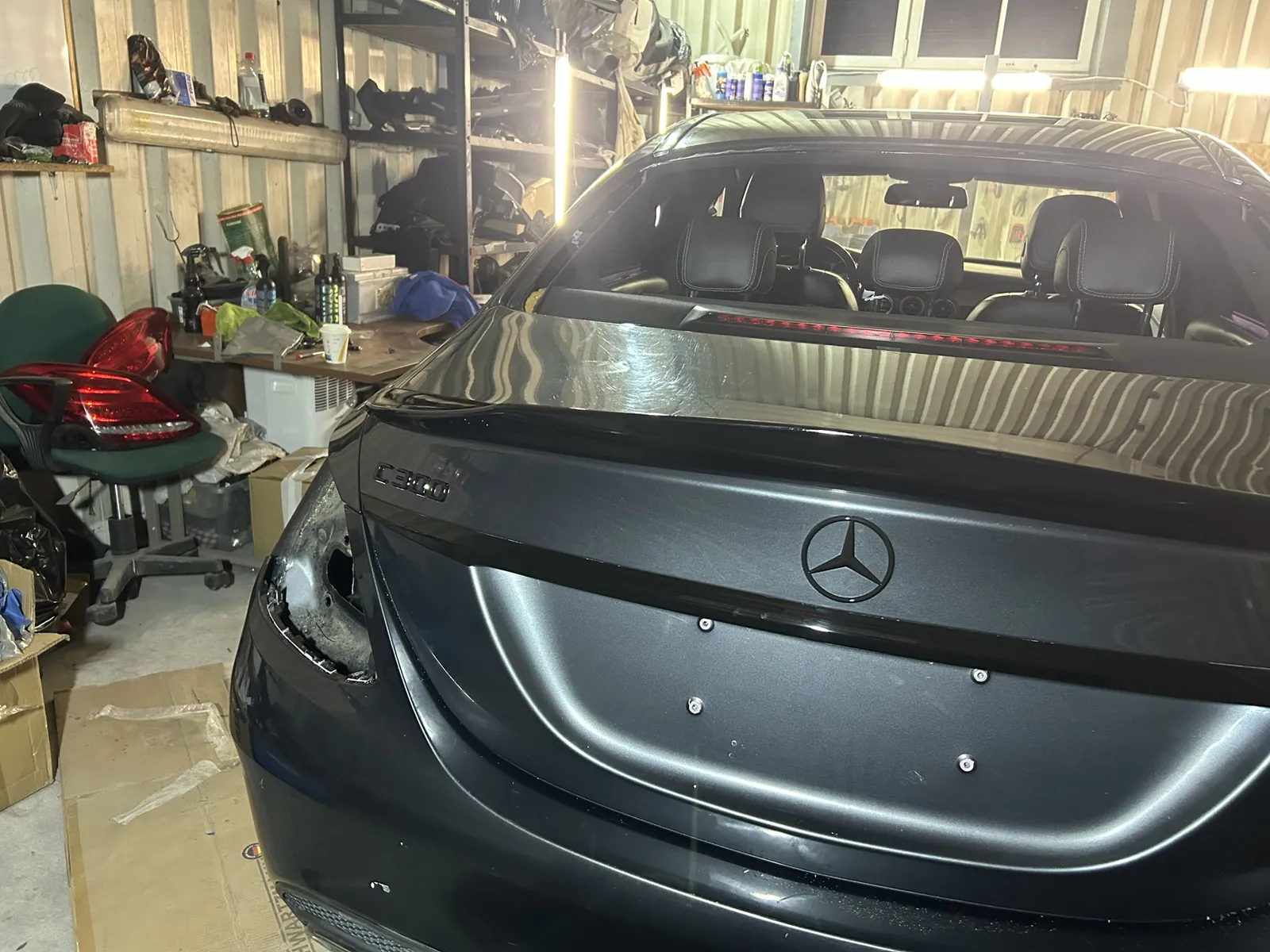 Lotka na klapie Mercedesa W205 w trakcie montażu
