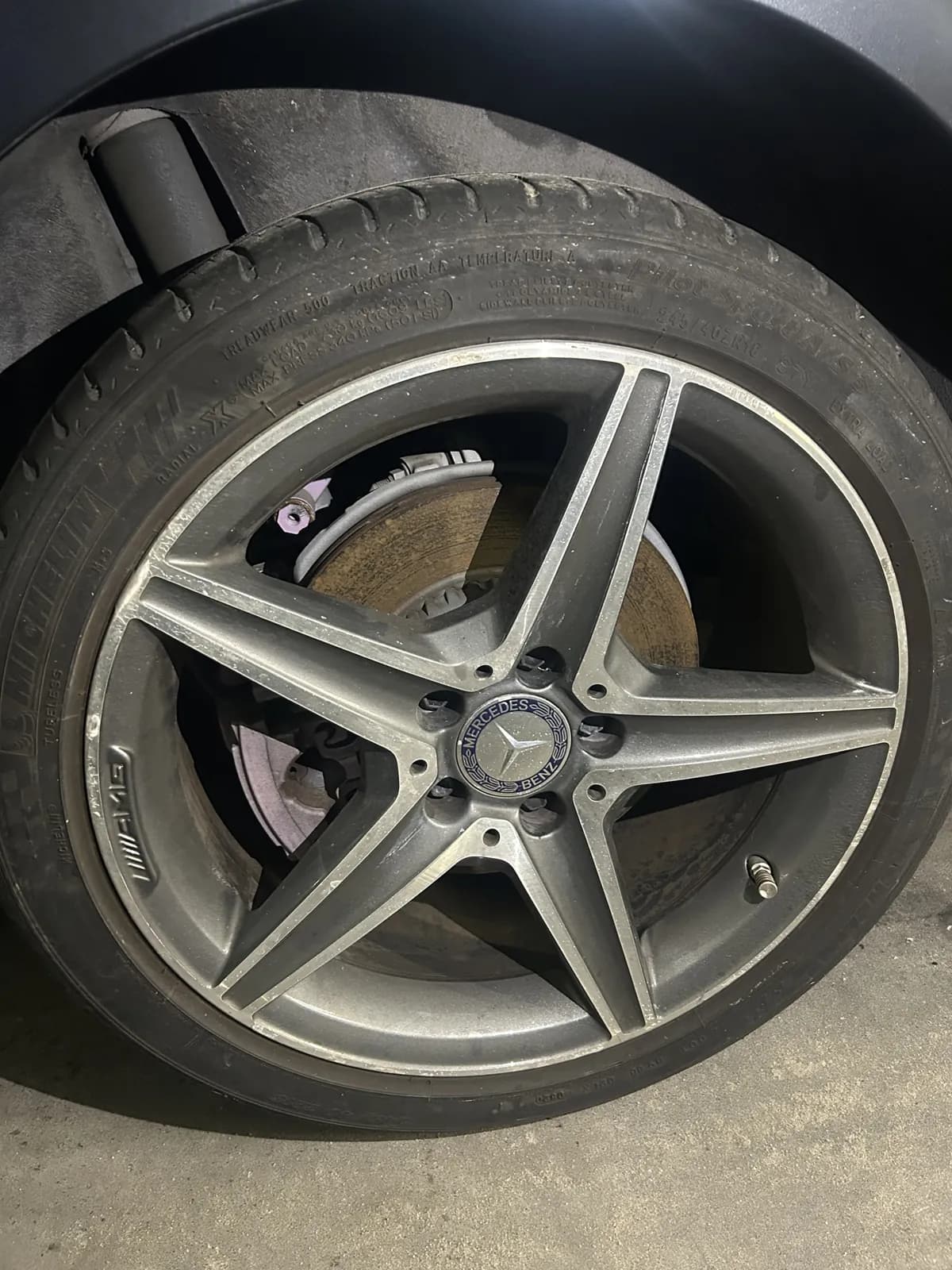 Koło Mercedesa W205 z fabrycznym zaciskiem przed malowaniem